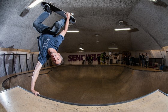 Tony Hawk, handplant tuck knee. Photo © Giuliano Berarducci